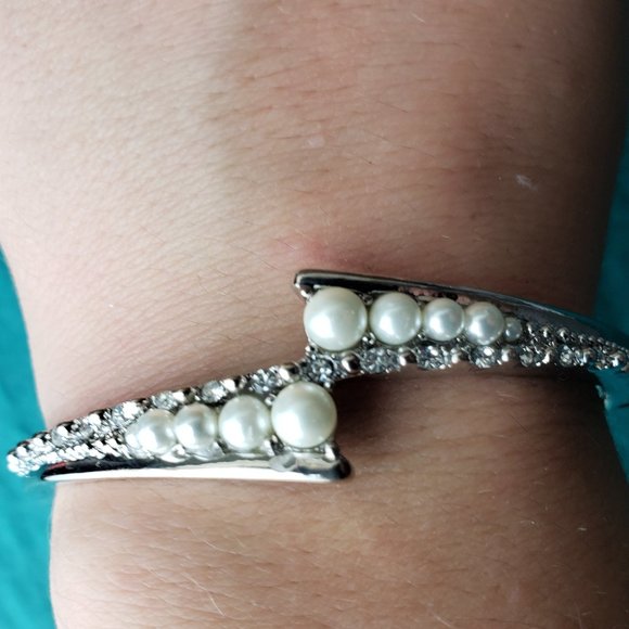 2/25$ NWT Charter faux pearls silver tone bracelet - Picture 2 of 6